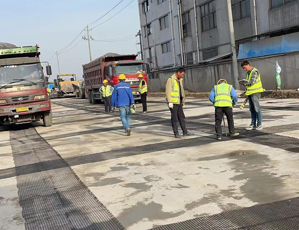 通榆老材料的新故事：玻璃纤维土工格栅如何在‘白改黑’浪潮中重获新生？