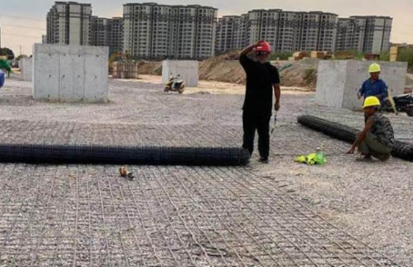 通榆土工格栅铺设前地基要怎么处理？